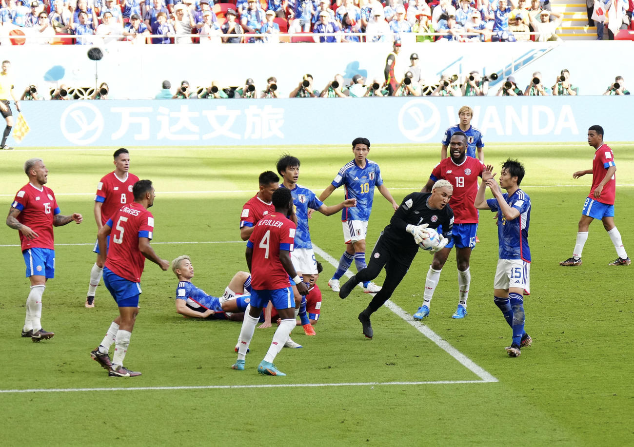 日本対コスタリカ　後半、ゴール前での好機もコスタリカGKナバス（中央右）に阻まれる鎌田（右）ら日本攻撃陣（撮影・江口和貴）