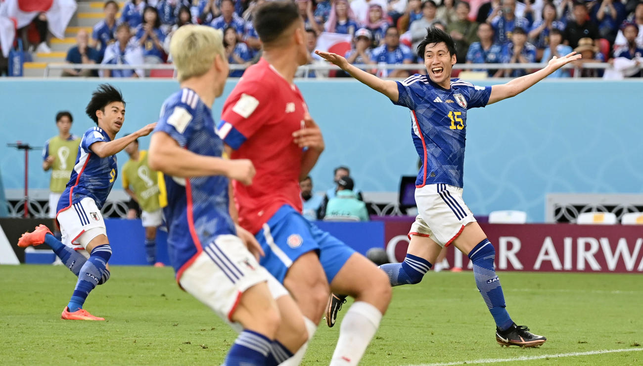 日本対コスタリカ　後半、決定機にパスが来ず悔しがる鎌田（右）（撮影・横山健太）
