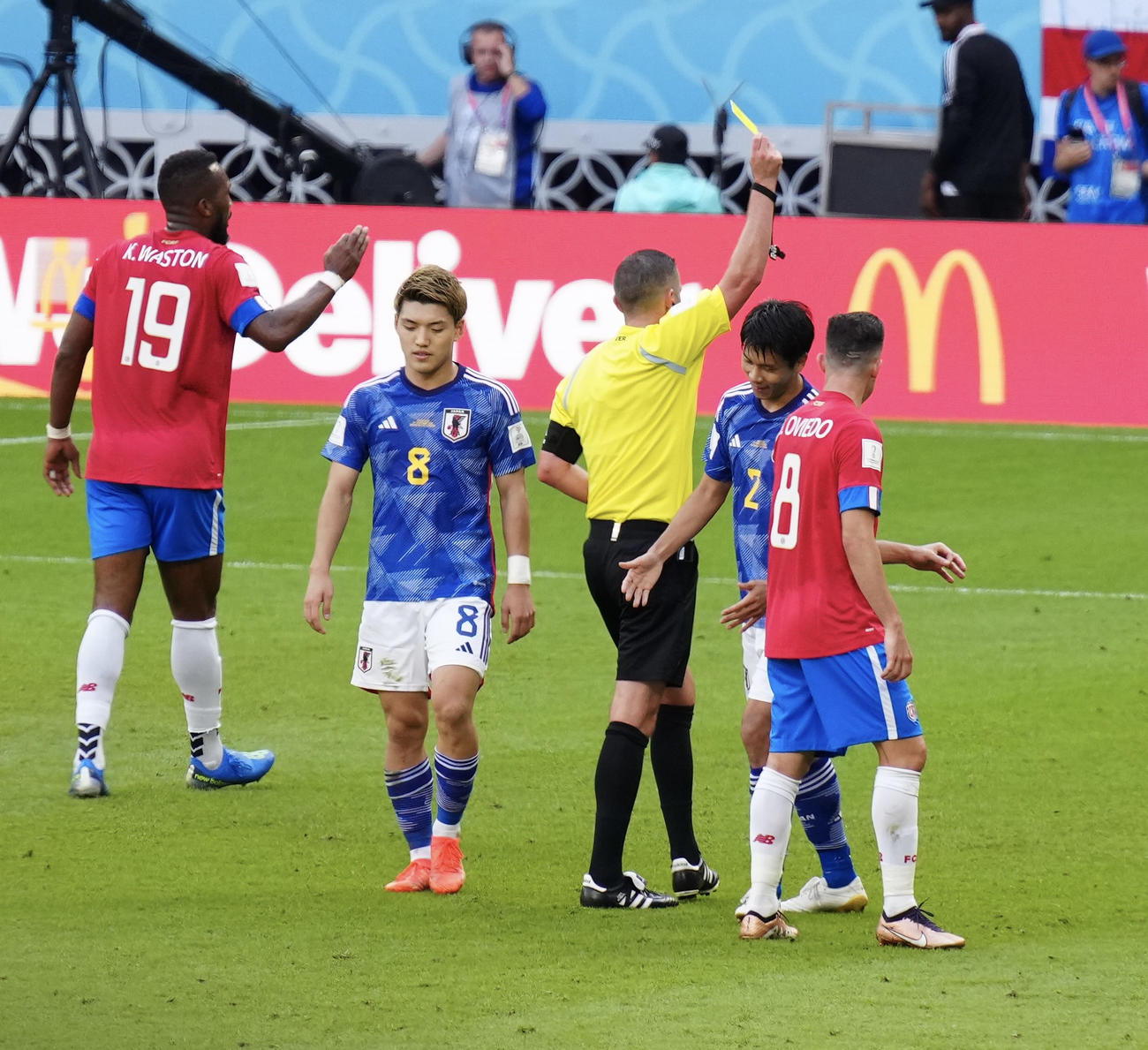 日本対コスタリカ　前半、イエローカードをもらう山根（右から2人目）（撮影・江口和貴）
