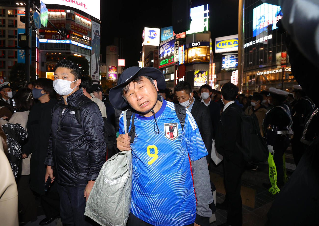 W杯で日本がコスタリカに敗れ、渋谷スクランブル交差点で落胆の表情の日本サポーター（撮影・野上伸悟）