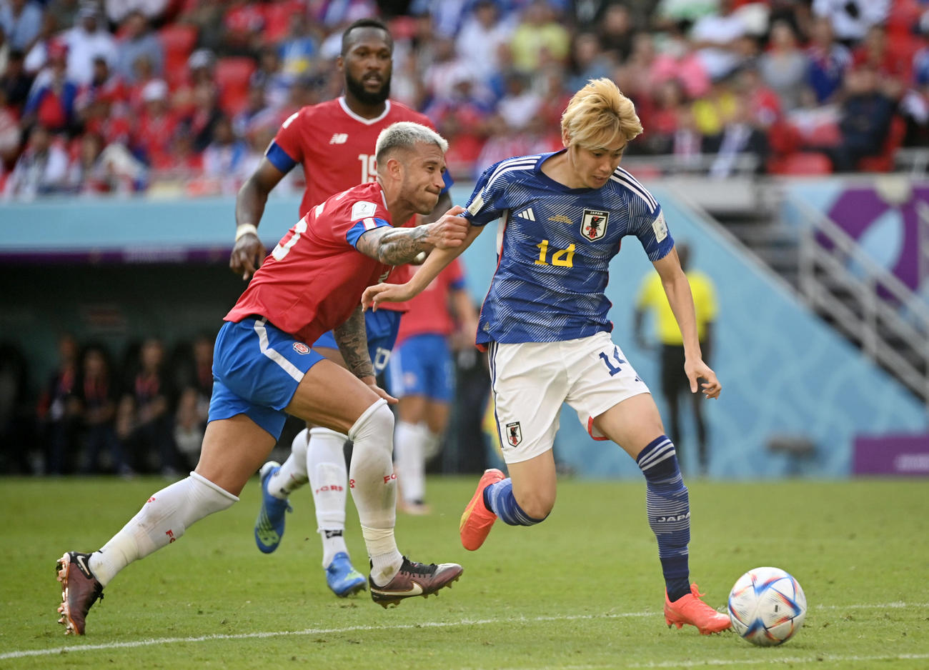 日本対コスタリカ　後半、ファウルを受ける伊東（右）（撮影・横山健太）