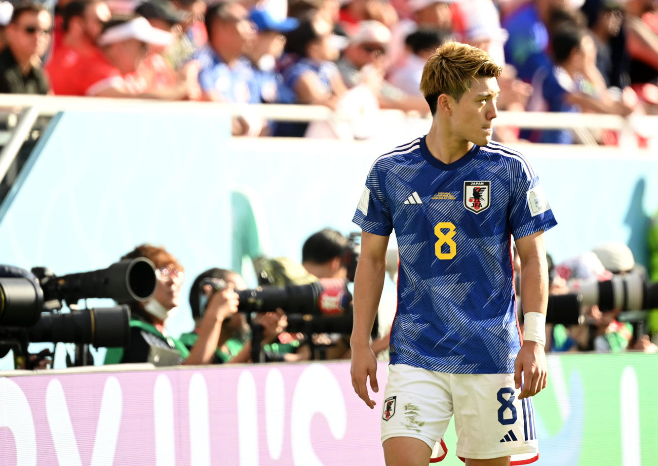後半、交代でピッチを後にする堂安（撮影・横山健太）