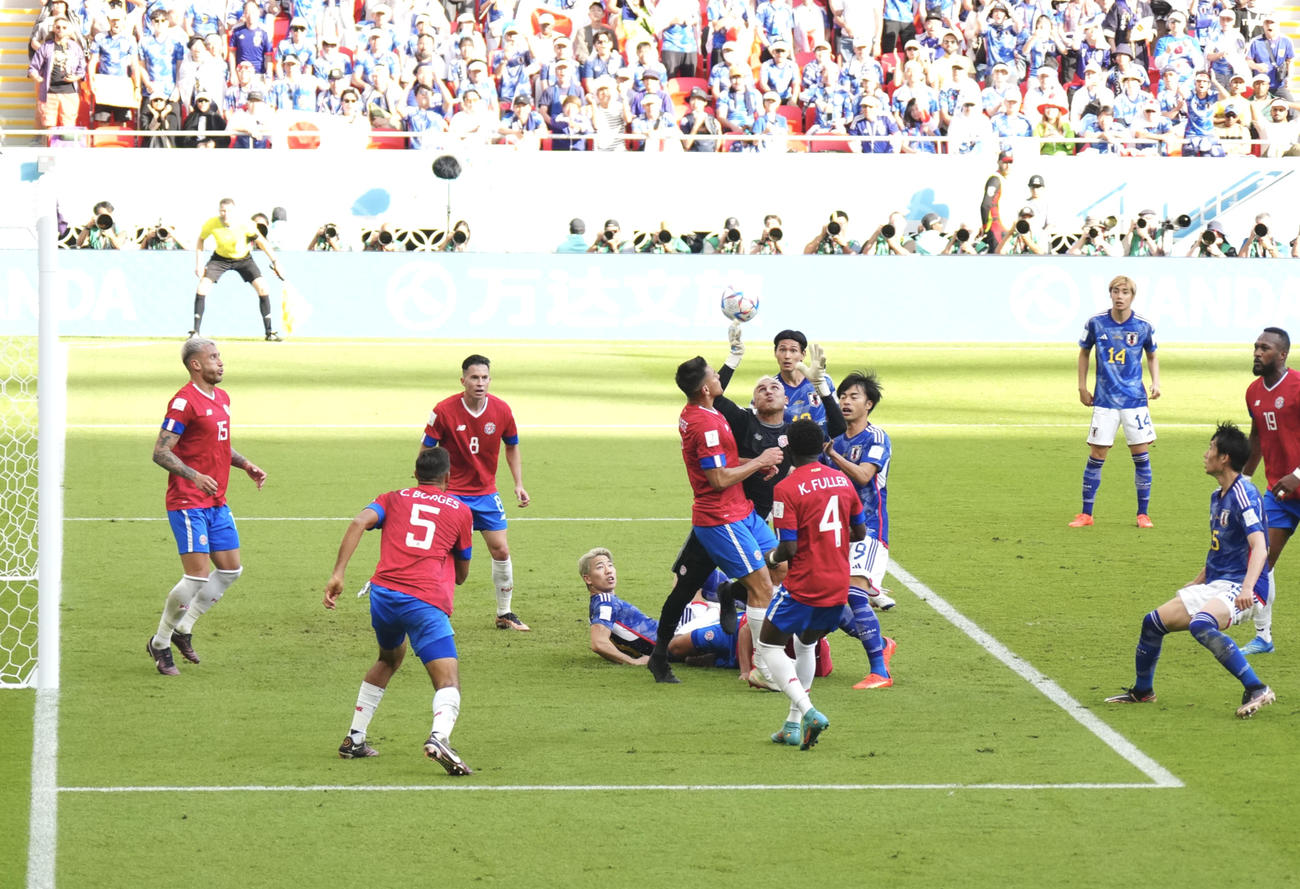 後半、日本は先制された直後にゴールへ再三迫るも、GKナバス（中央）らの好守で得点を奪えず（撮影・江口和貴）