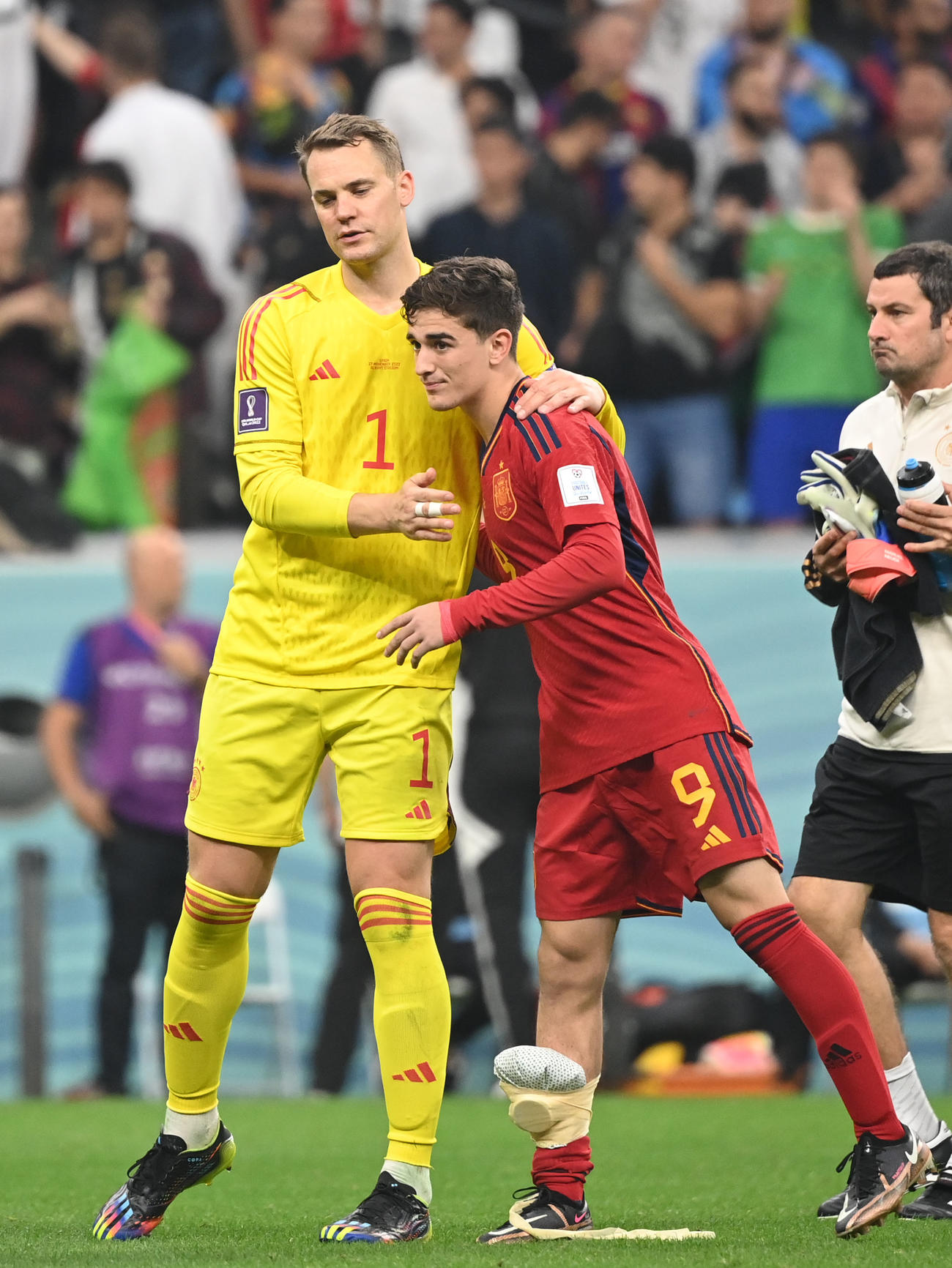 スペイン対ドイツ　試合を終えあいさつを交わすドイツ代表GKマヌエル・ノイアー（左）とスペイン代表ガビ（撮影・横山健太）