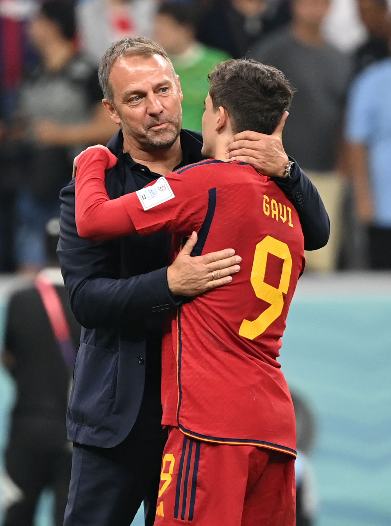 スペイン対ドイツ　試合を終え抱き合うドイツ代表ハンス・フリック監督（左）とスペイン代表ガビ（撮影・横山健太）