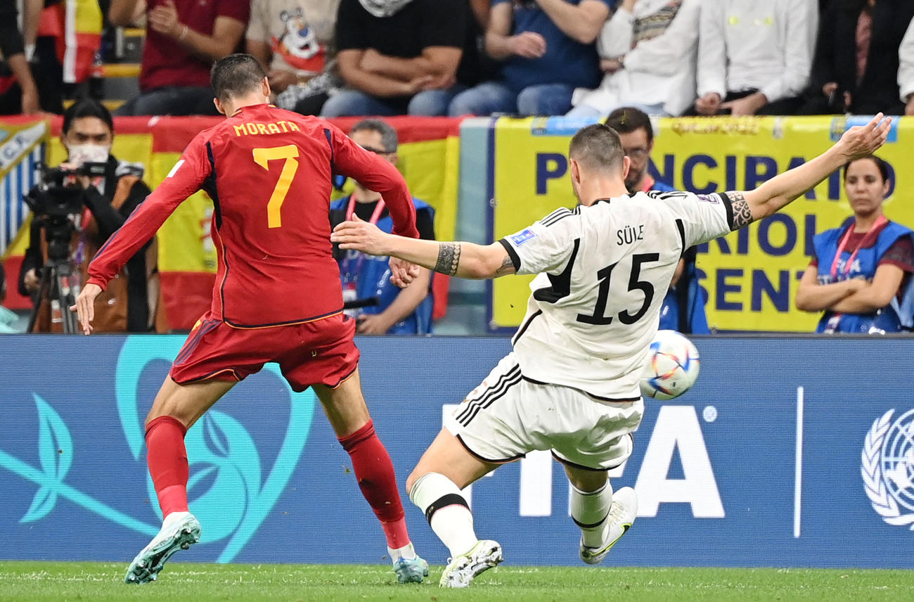 スペイン対ドイツ　後半、先制ゴールを決めるスペイン代表アルバロ・モラタ（左）（撮影・横山健太）