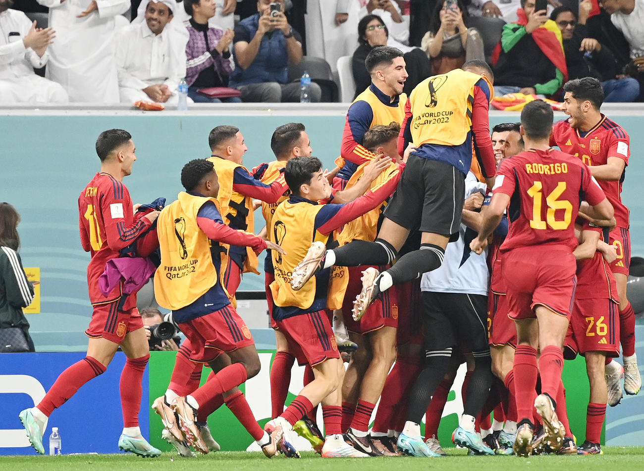 スペイン対ドイツ　後半、アルバロ・モラタのゴールで先制し歓喜するスペインイレブン（撮影・横山健太）