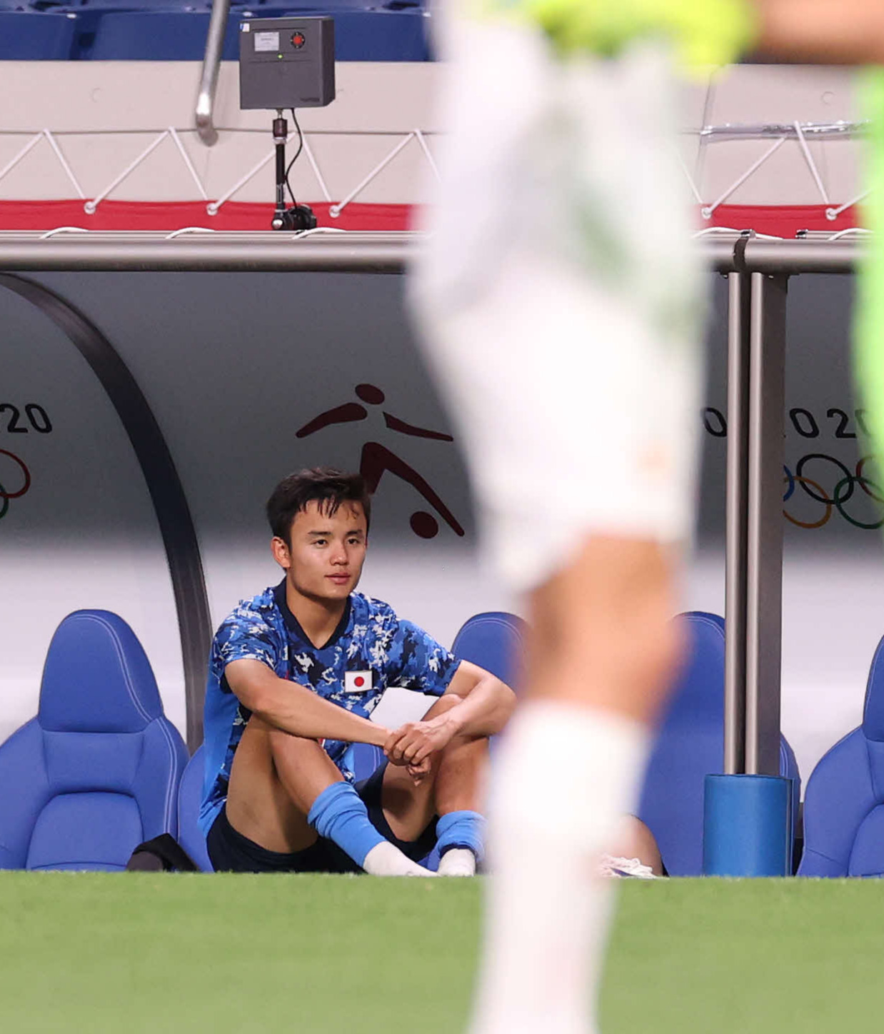 21年8月、東京五輪サッカー男子準決勝で、延長の末にスペインに敗れ、ぼうぜんと座り込む久保