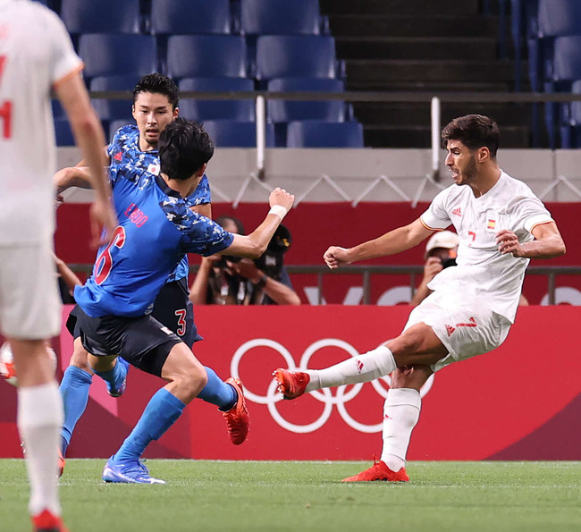 2020年東京五輪　サッカー男子準決勝　スペイン対日本　延長後半、ゴールを決めるマルコ・アセンシオ（右）（2021年8月3日）
