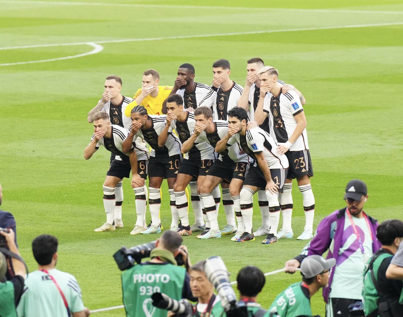 日本対ドイツ　試合前の集合写真に納まるドイツ代表の選手たち（撮影・江口和貴）