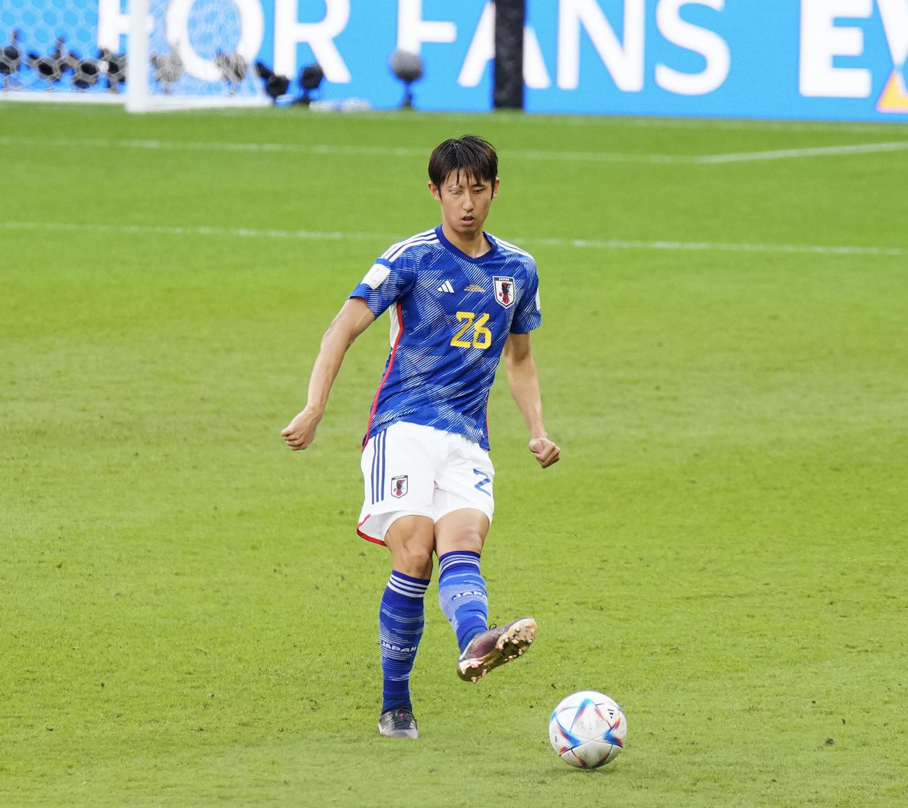 日本対コスタリカ　後半、パスを出す伊藤（2022年11月27日撮影）