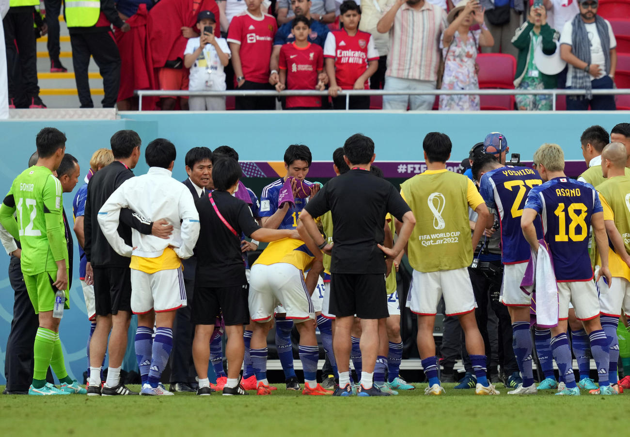 日本対コスタリカ　試合に敗れた後、選手を集め、話をする森保監督（後方左）（2022年11月27日撮影・パオロ　ヌッチ）