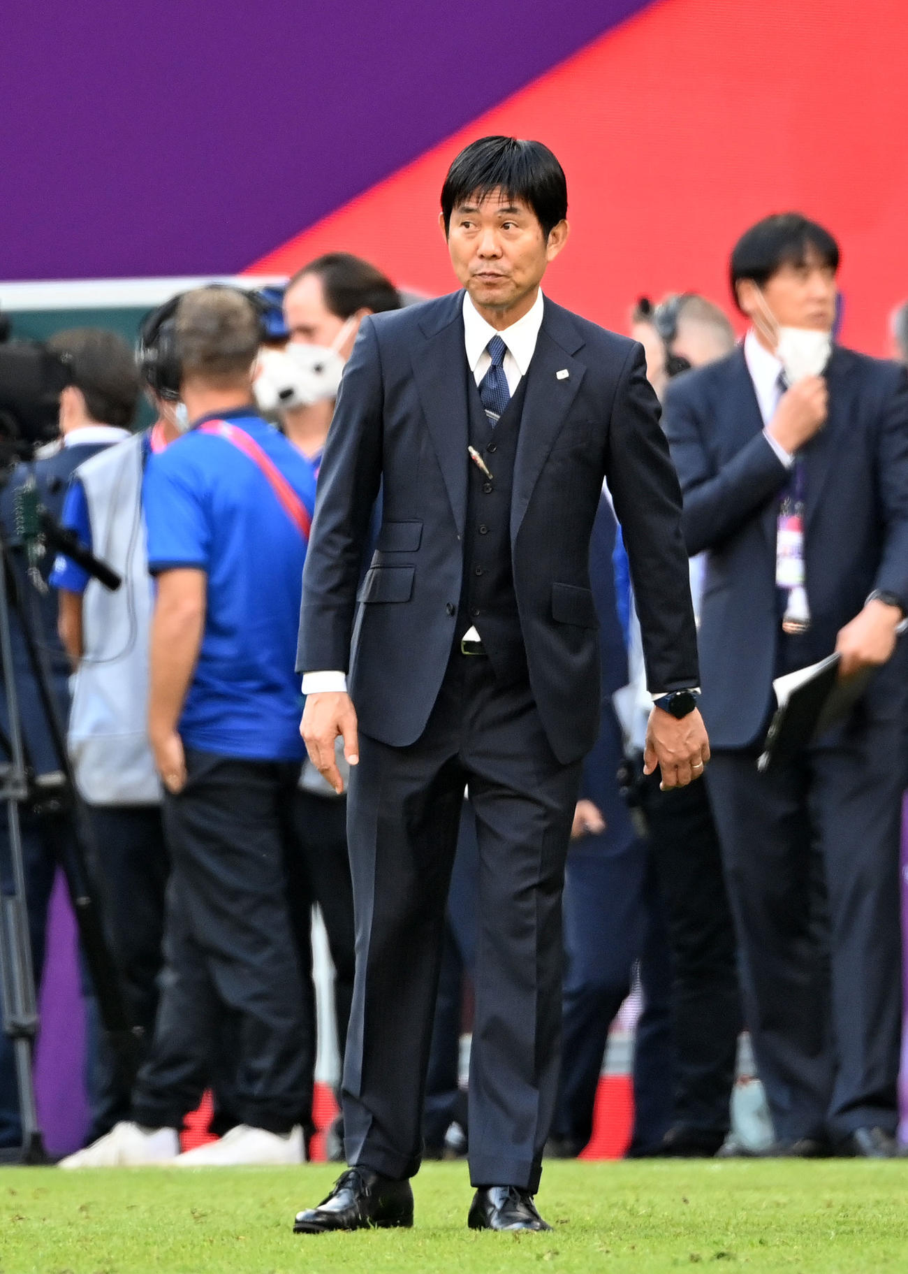 日本対コスタリカ　試合後、スタンドにあいさつする森保監督（2022年11月27日撮影）