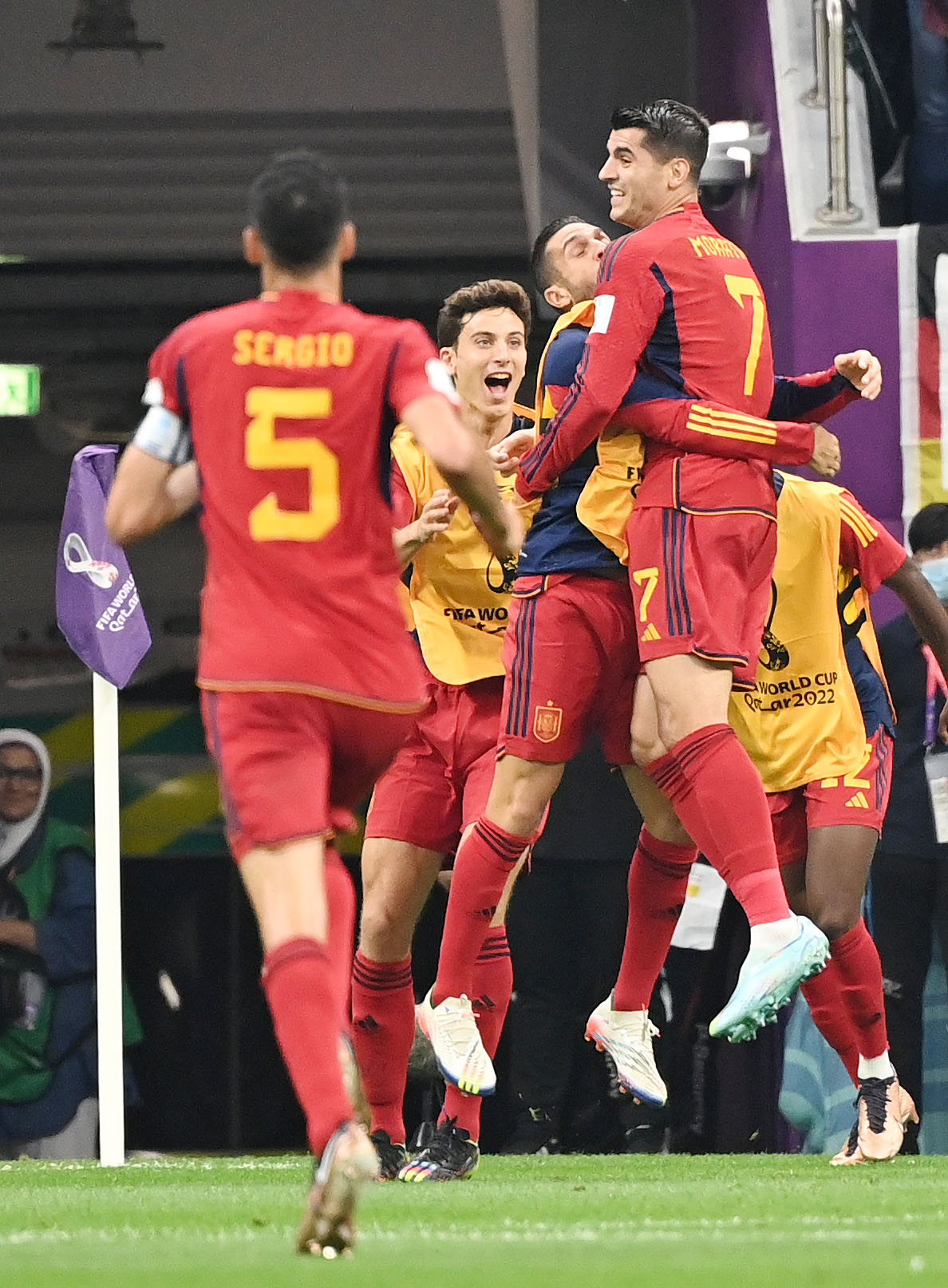 スペイン対ドイツ　後半、先制ゴールを決め歓喜するスペイン・モラタ（右）（撮影・横山健太）