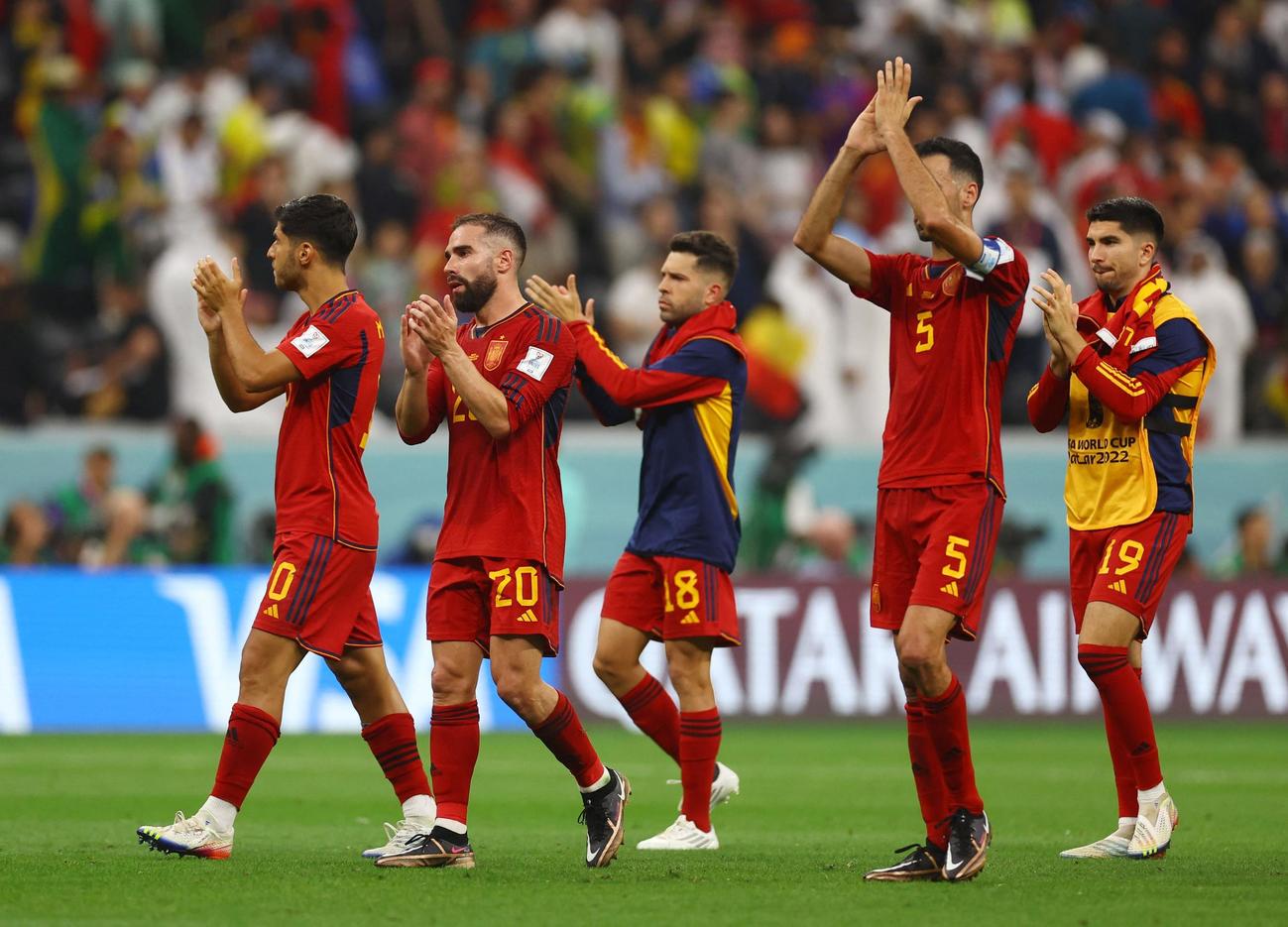 試合後、観客に拍手するスペインの選手ら（ロイター）