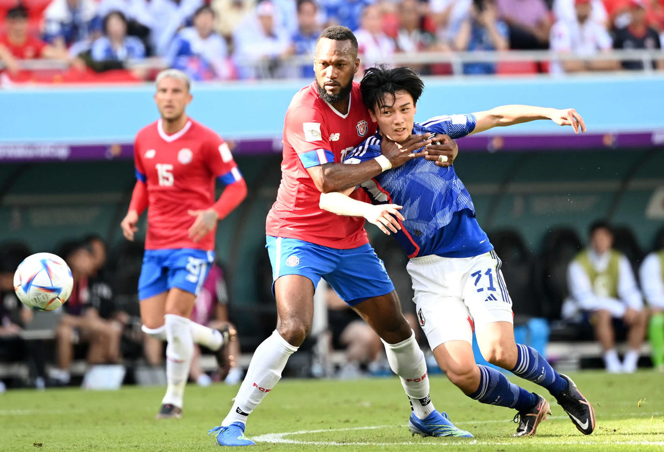 日本対コスタリカ　前半、競り合う上田（右）（撮影・横山健太）
