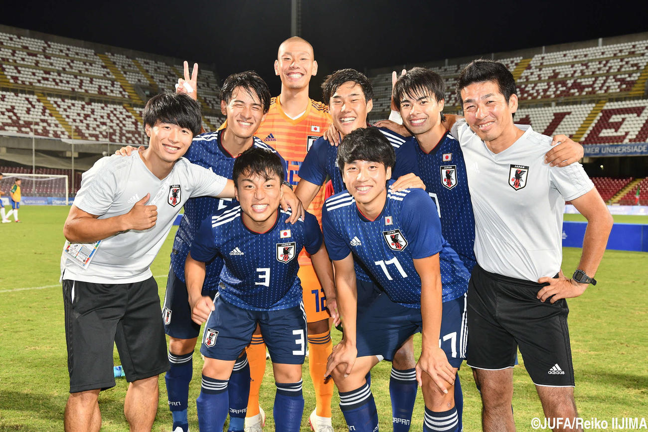 ユニバーシアード日本代表時の三笘（後列右から2番目）と筑波大蹴球部・小井土正亮監督（同右端）（Ｃ）JUFA／Reiko IIJIMA