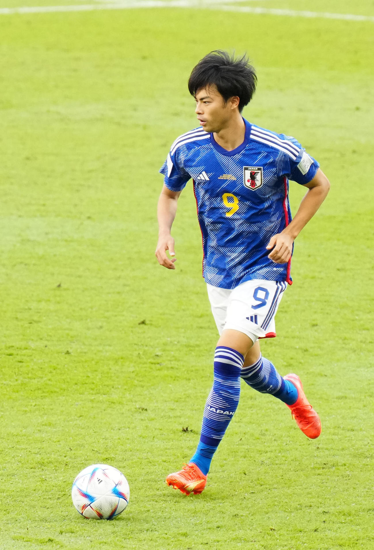 日本対コスタリカ　後半、ドリブルする三笘（撮影・江口和貴）