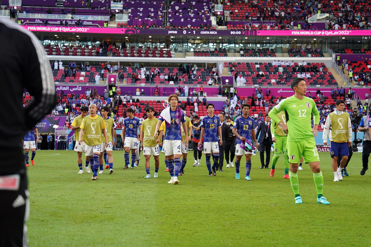 日本対コスタリカ　試合に敗れ、悔しがるGK権田（右）ら日本代表の選手たち（2022年11月27日撮影・パオロ　ヌッチ）