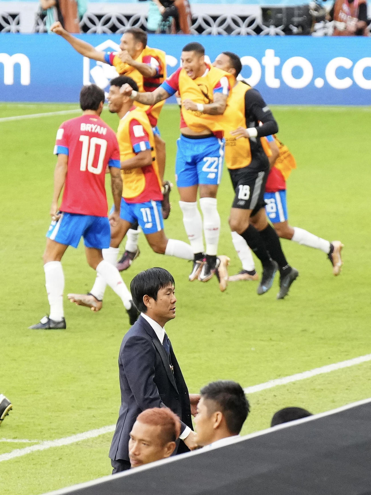 日本対コスタリカ　コスタリカに敗れ、厳しい表情の森保監督（手前）