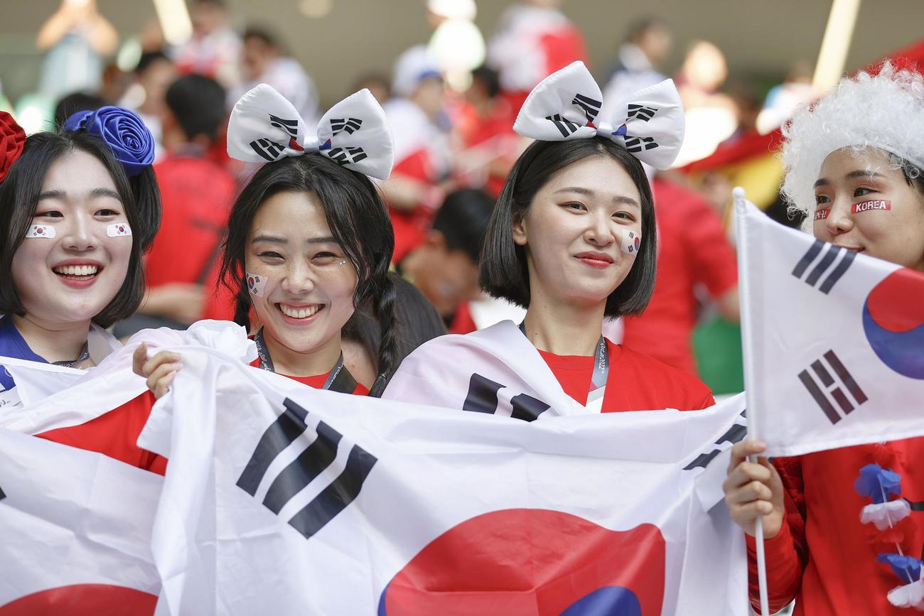 ガーナ戦を前に盛り上がる韓国サポーター（共同）