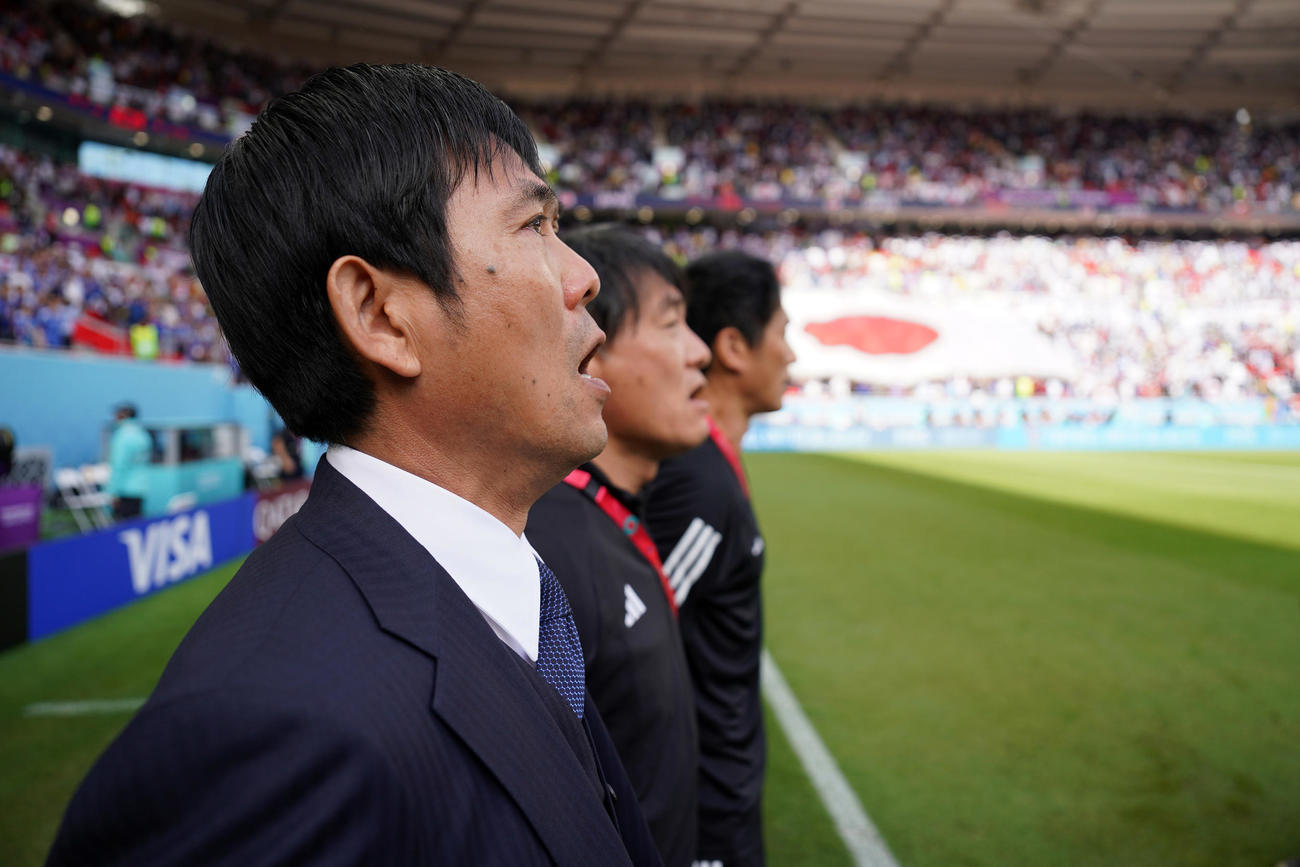 日本対コスタリカ　試合前、君が代斉唱をする森保監督（2022年11月27日撮影・パオロ　ヌッチ）