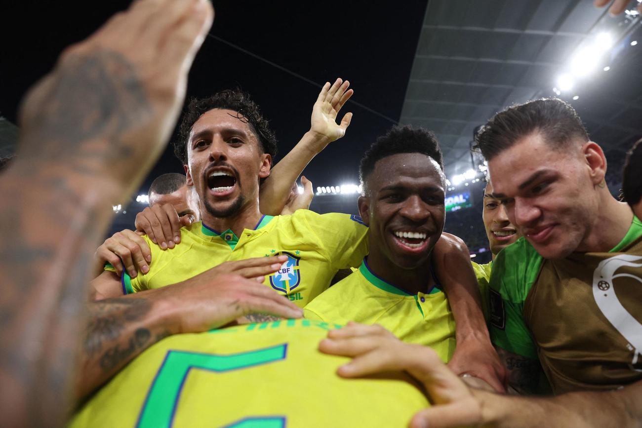 ブラジルースイス　後半38分にカゼミロがゴールを決め喜びの和を作るブラジルイレブン（ロイター）