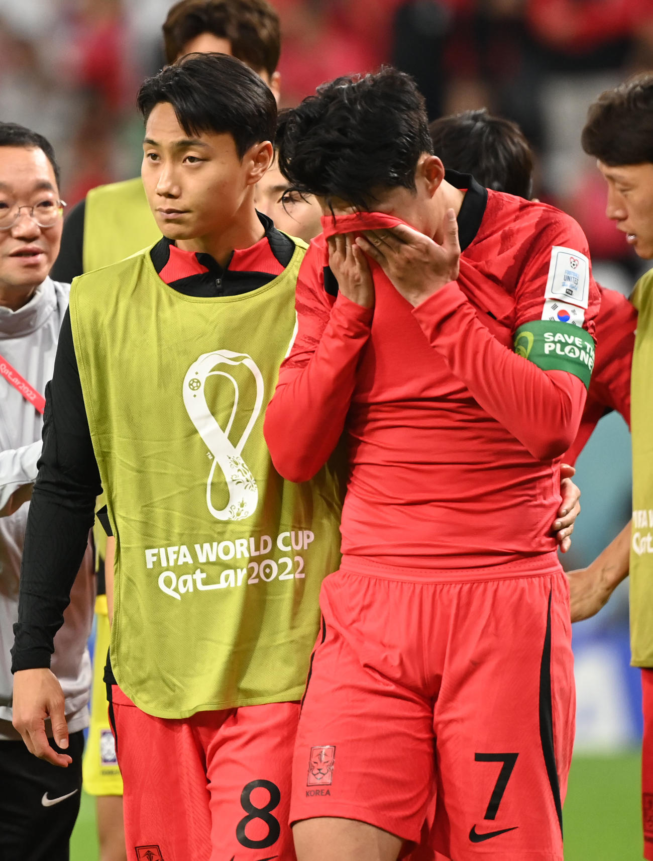韓国対ガーナ　ガーナに敗れ肩を落とす韓国代表ソン・フンミン（右）（撮影・横山健太）