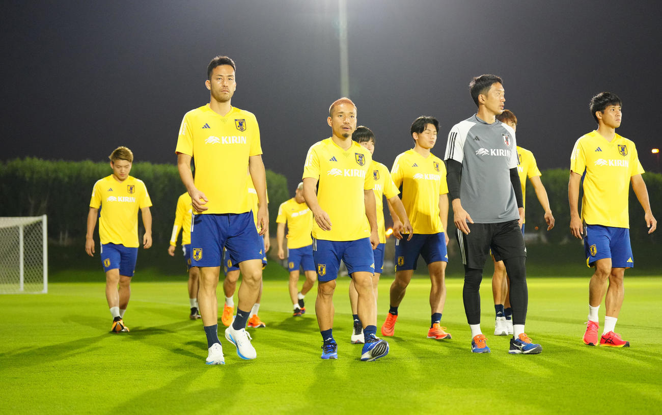 練習でリカバリー調整する長友（手前左から2人目）ら日本代表の選手たち（撮影・江口和貴）
