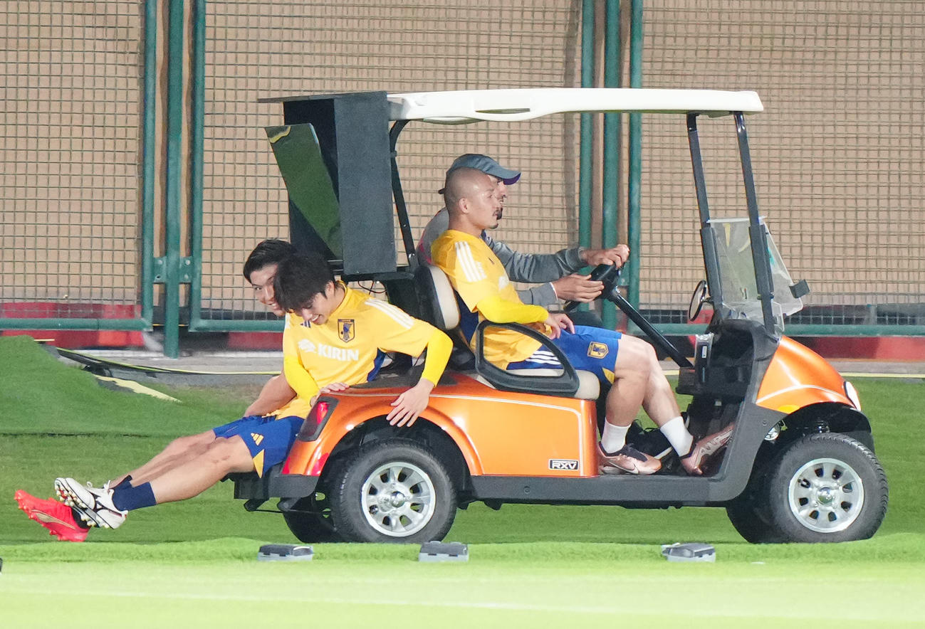 練習後、カートに乗って、取材場所に向かう、左から町野、田中、前田（撮影・江口和貴）
