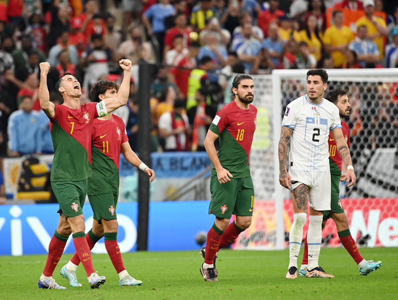 ポルトガル対ウルグアイ　後半、ポルトガル代表ブルーノ・フェルナンデスのゴールで先制し歓喜するクリスティアーノ・ロナウド（左）（撮影・横山健太）