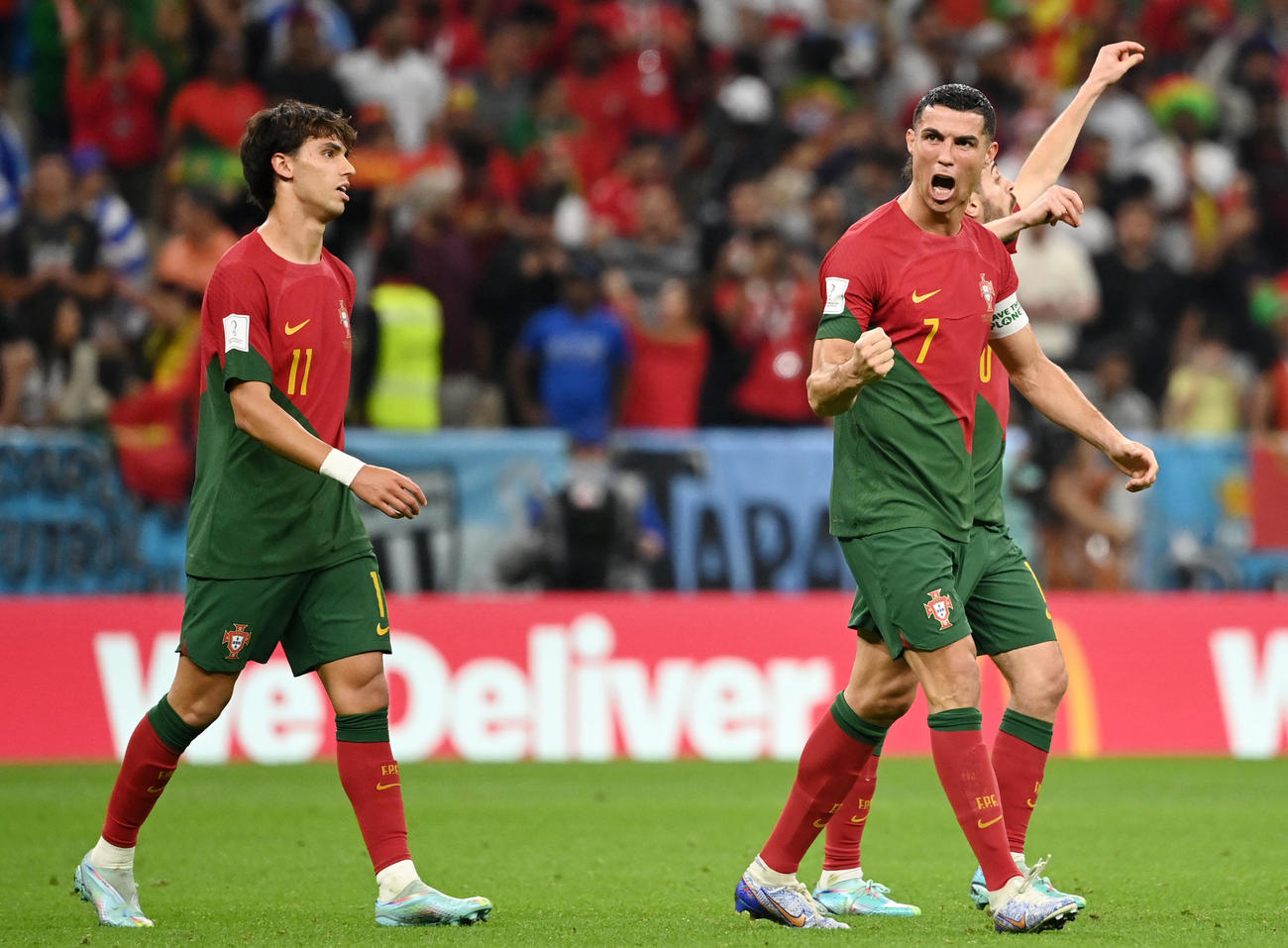 ポルトガル対ウルグアイ　後半、ポルトガル代表ブルーノ・フェルナンデスのゴールで先制し歓喜するクリスティアーノ・ロナウド（右）（撮影・横山健太）