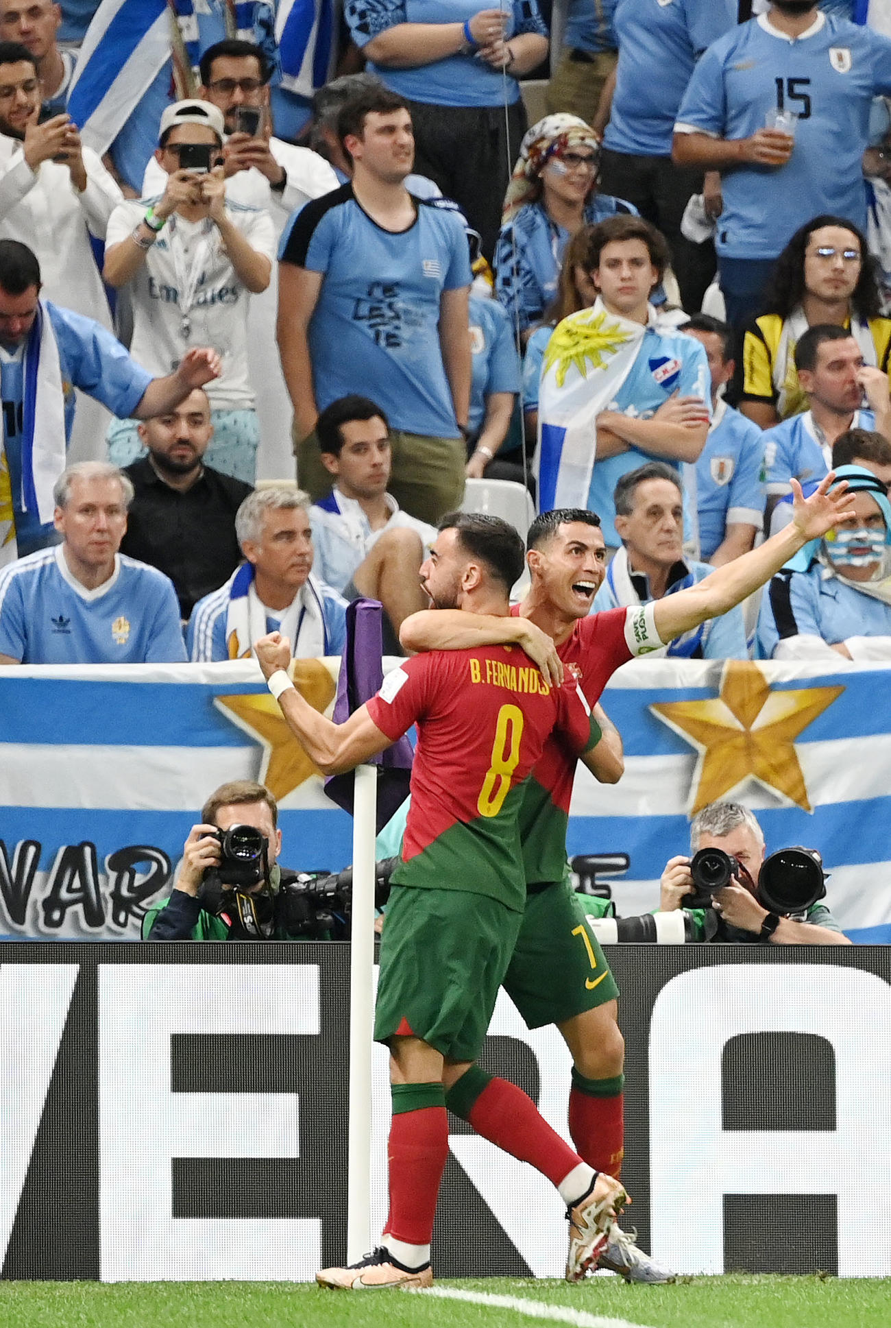 ポルトガル対ウルグアイ　後半、先制ゴールを決めポルトガル代表クリスティアーノ・ロナウド（右）と抱き合うブルーノ・フェルナンデス（撮影・横山健太）