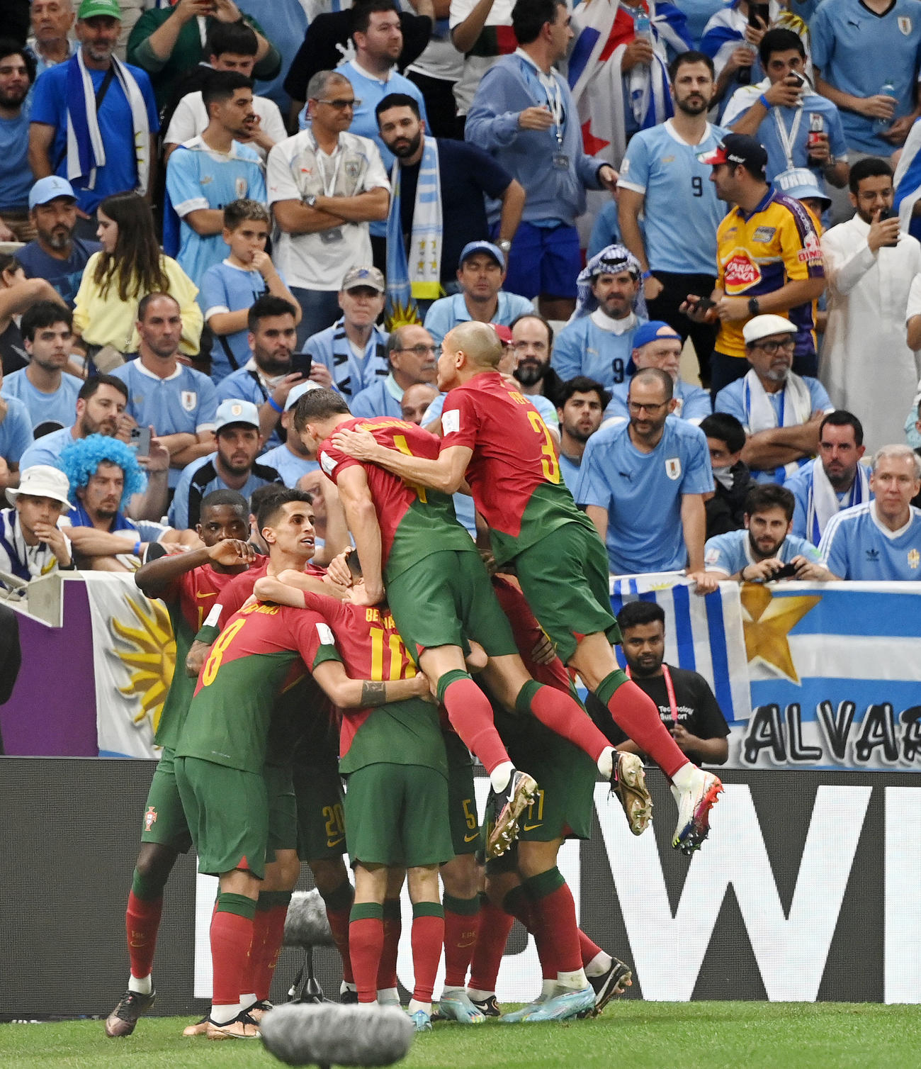 ポルトガル対ウルグアイ　後半、ブルーノ・フェルナンデスのゴールで先制し歓喜するポルトガルイレブン（撮影・横山健太）
