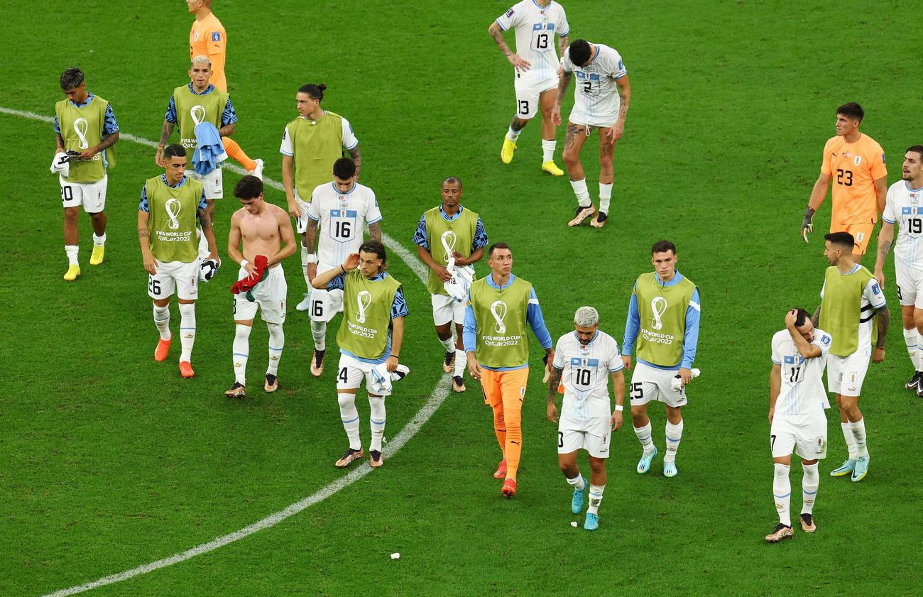 試合後、肩を落とすウルグアイの選手たち（ロイター）