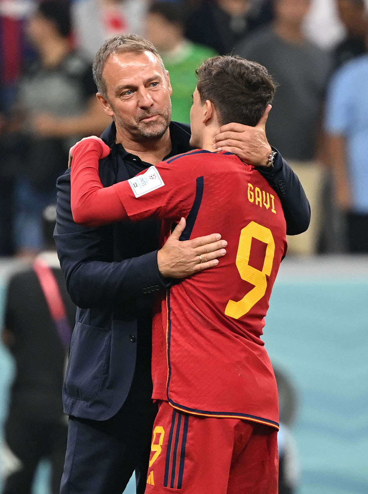 スペイン対ドイツ　試合を終え抱き合うドイツ代表ハンス・フリック監督（左）とスペイン代表ガビ（22年11月27日撮影）