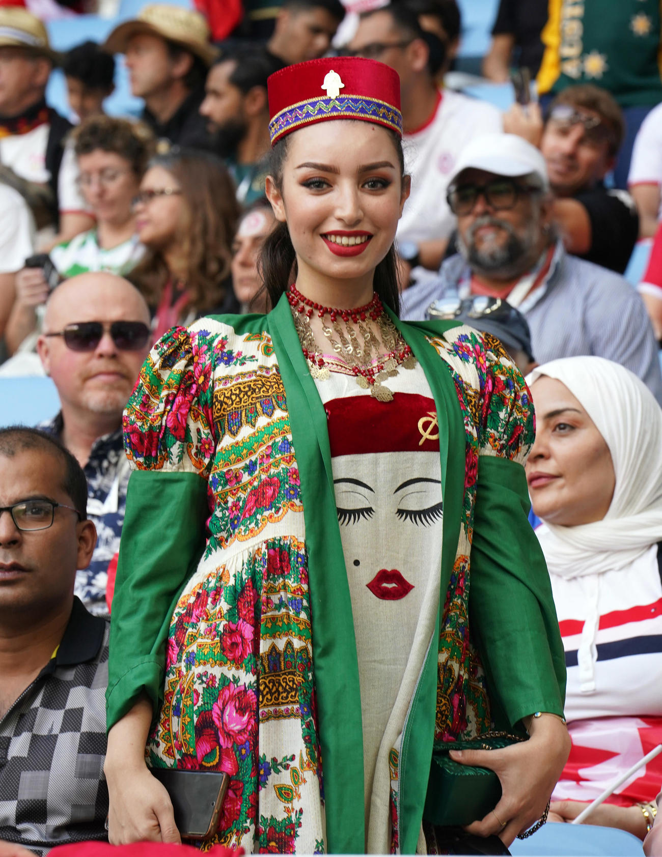 チュニジア対オーストラリア　試合前、笑顔を見せるチュニジア女性サポーター（撮影・パオロ　ヌッチ）