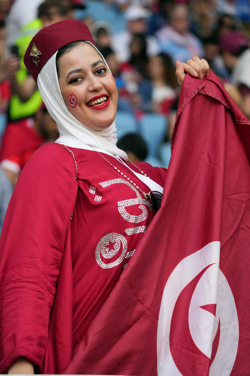 チュニジア対オーストラリア　試合前、笑顔を見せるチュニジアサポーター（撮影・パオロ　ヌッチ）