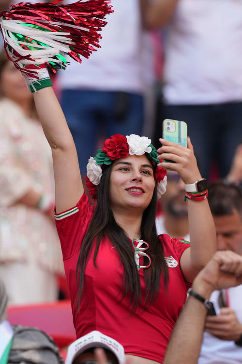 ウェールズ対イラン　試合前、笑顔で声援を送るサポーター（撮影・パオロ　ヌッチ）