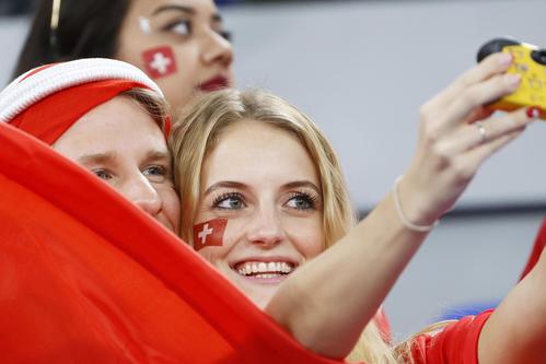 ブラジル戦を前に自撮りするスイスサポーター（共同）