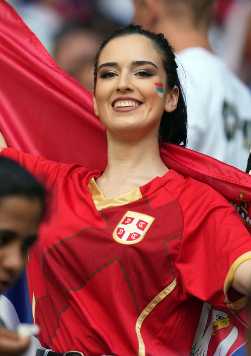 カメルーン対セルビア　笑顔を見せるセルビア女性サポーター（撮影・パオロ　ヌッチ）