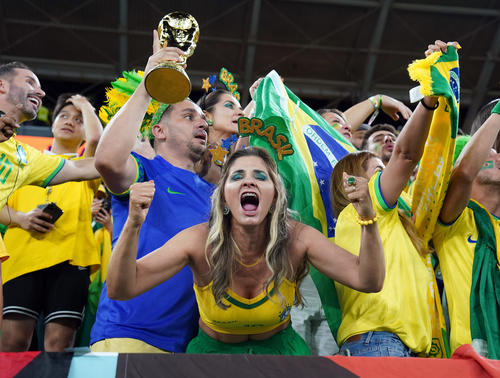 ブラジル対スイス　盛り上がるブラジルサポーター（撮影・パオロ　ヌッチ）