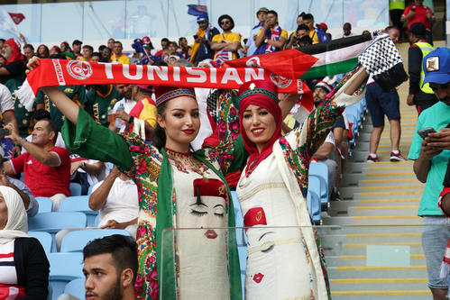 チュニジア対オーストラリア　試合前、盛り上がるチュニジアの女性サポーター（撮影・パオロ　ヌッチ）