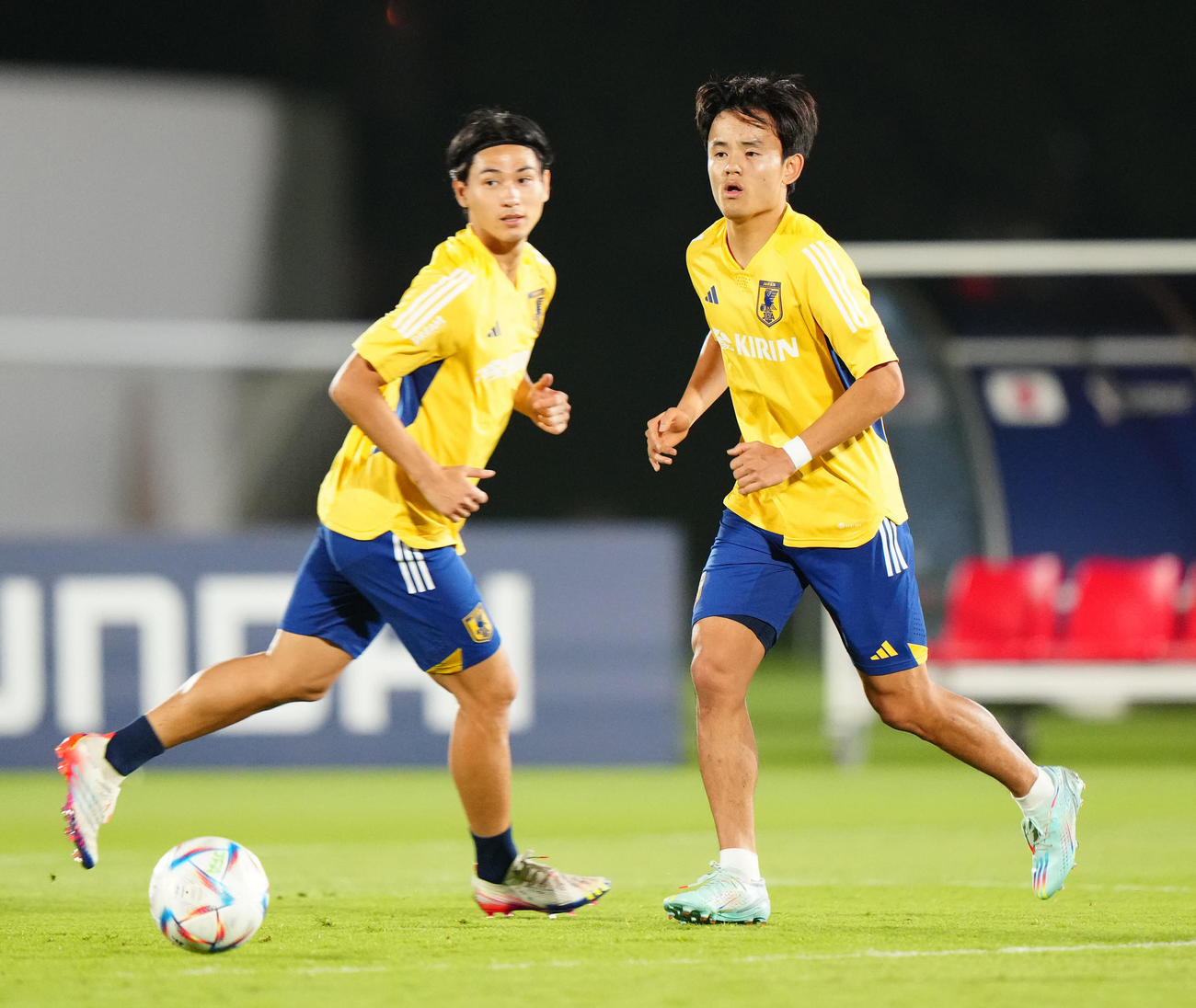 28日、練習に臨む久保（右）と南野（撮影・江口和貴）
