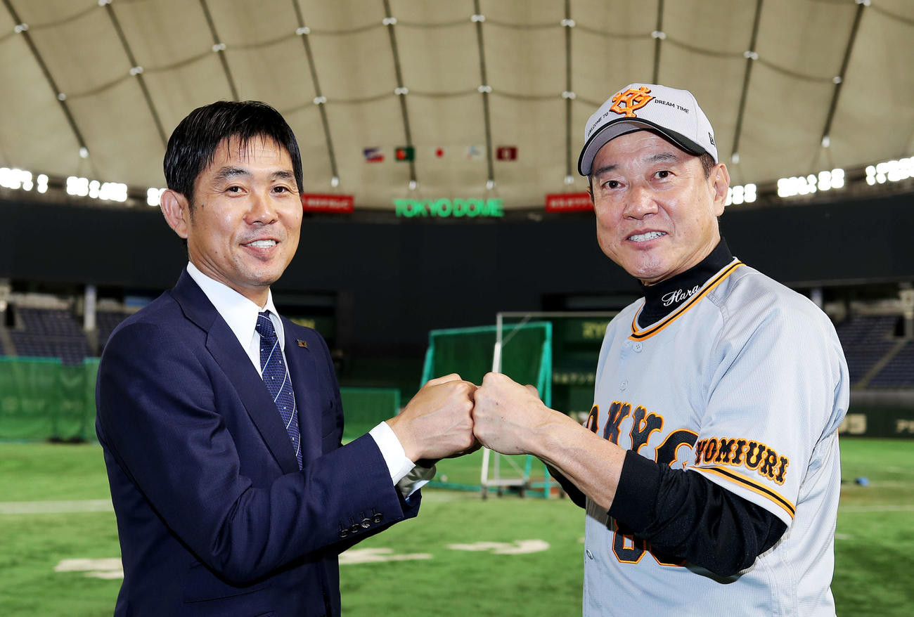 7月、対談で巨人原監督（右）と笑顔でグータッチを交わす森保監督
