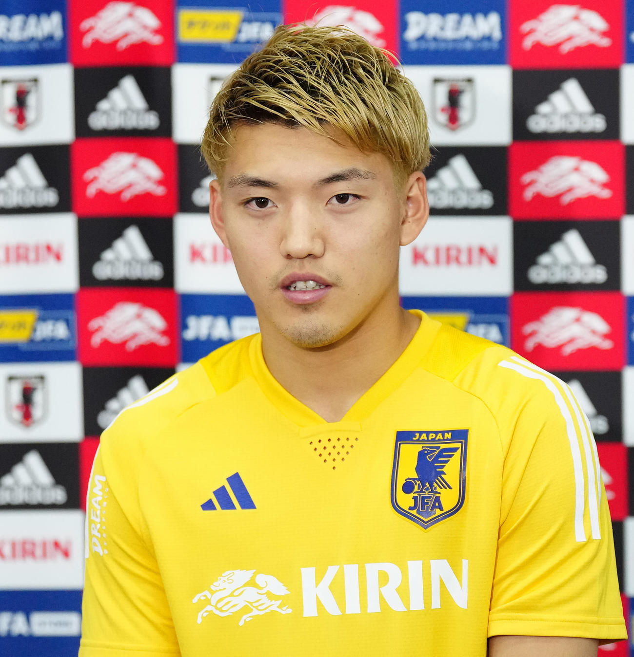 練習後、取材に応じる堂安（撮影・江口和貴）