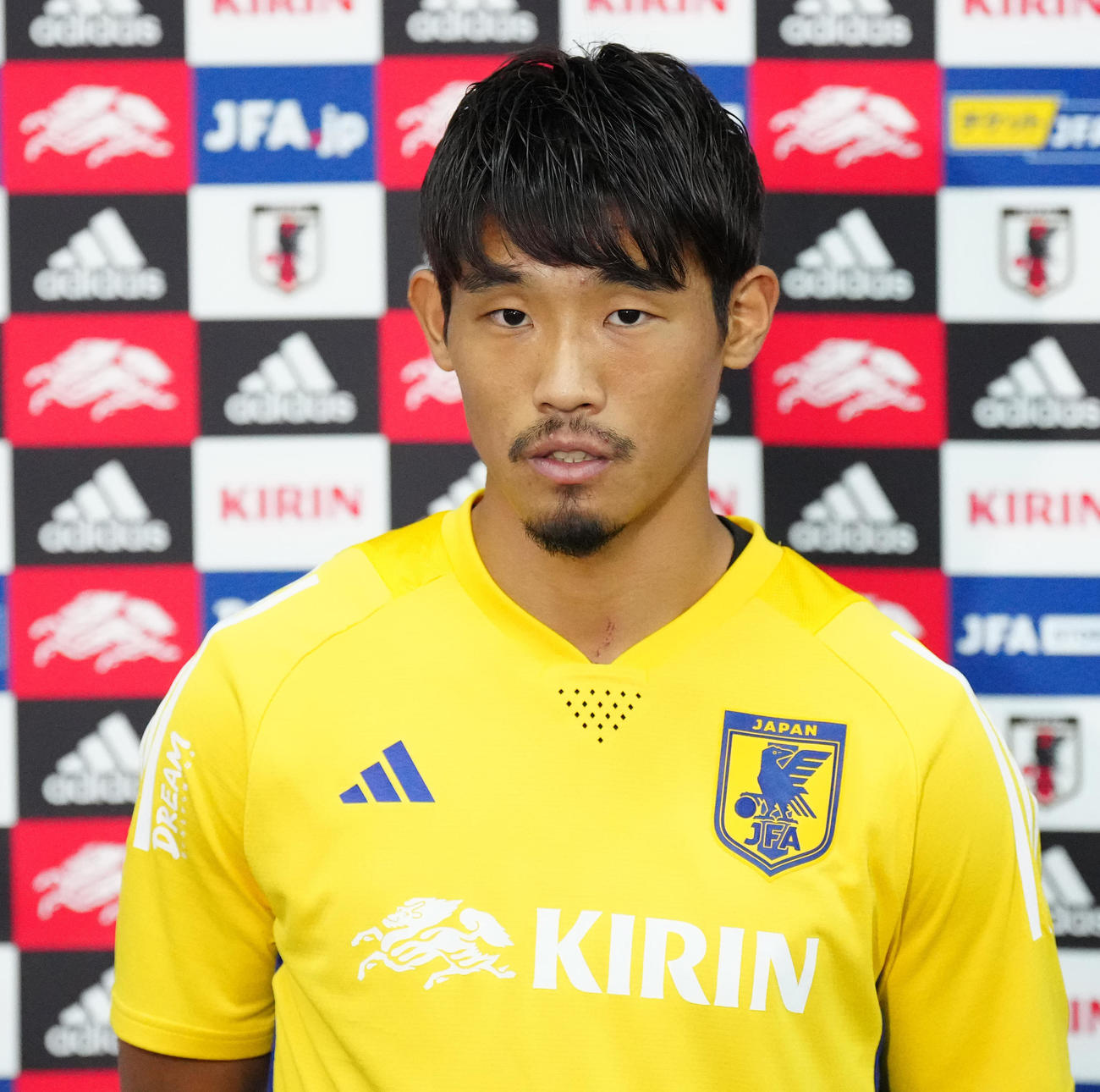 練習後、取材に応じる守田（撮影・江口和貴）
