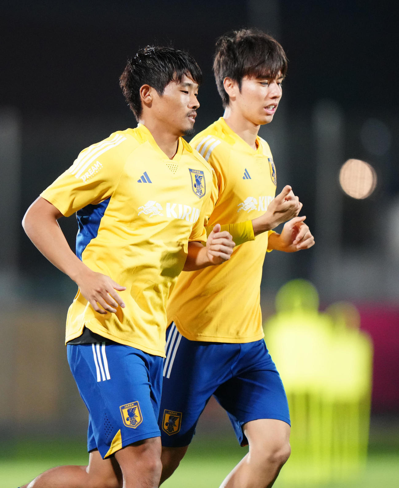 練習でランニングする守田（左）と田中（撮影・江口和貴）