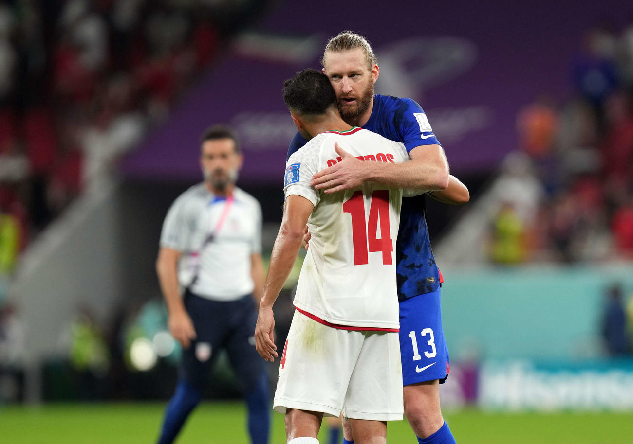 イラン対米国　健闘をたたえ合う米国・リーム（右）とイラン・ゴッドス（撮影・パオロ　ヌッチ）