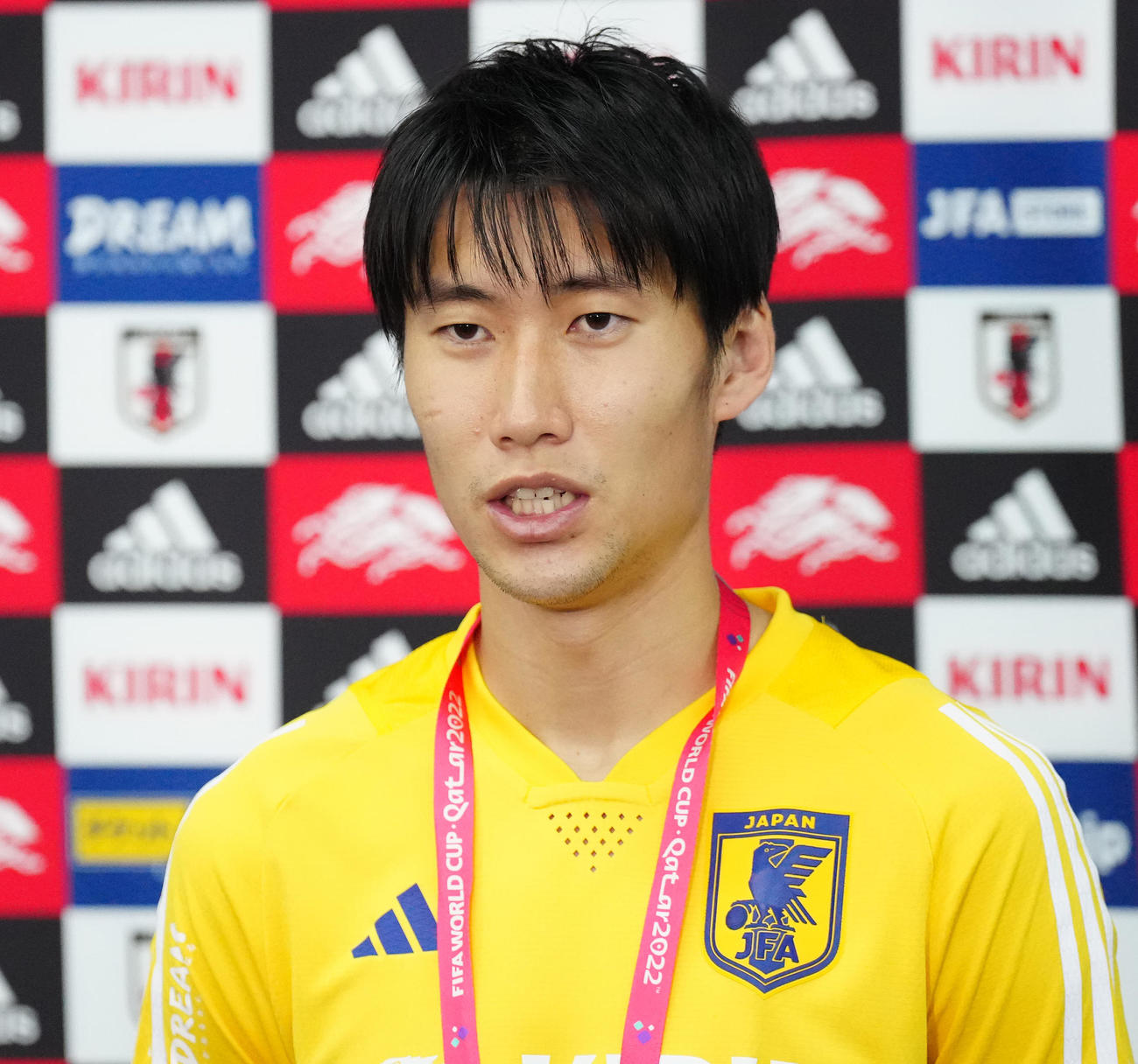 練習後、取材に応じる鎌田（撮影・江口和貴）